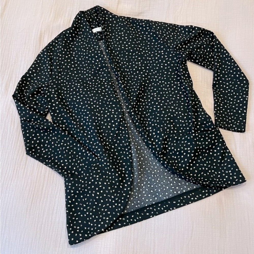 Elodie light weight blazer. Open front with buckets. M.  Black and cream print